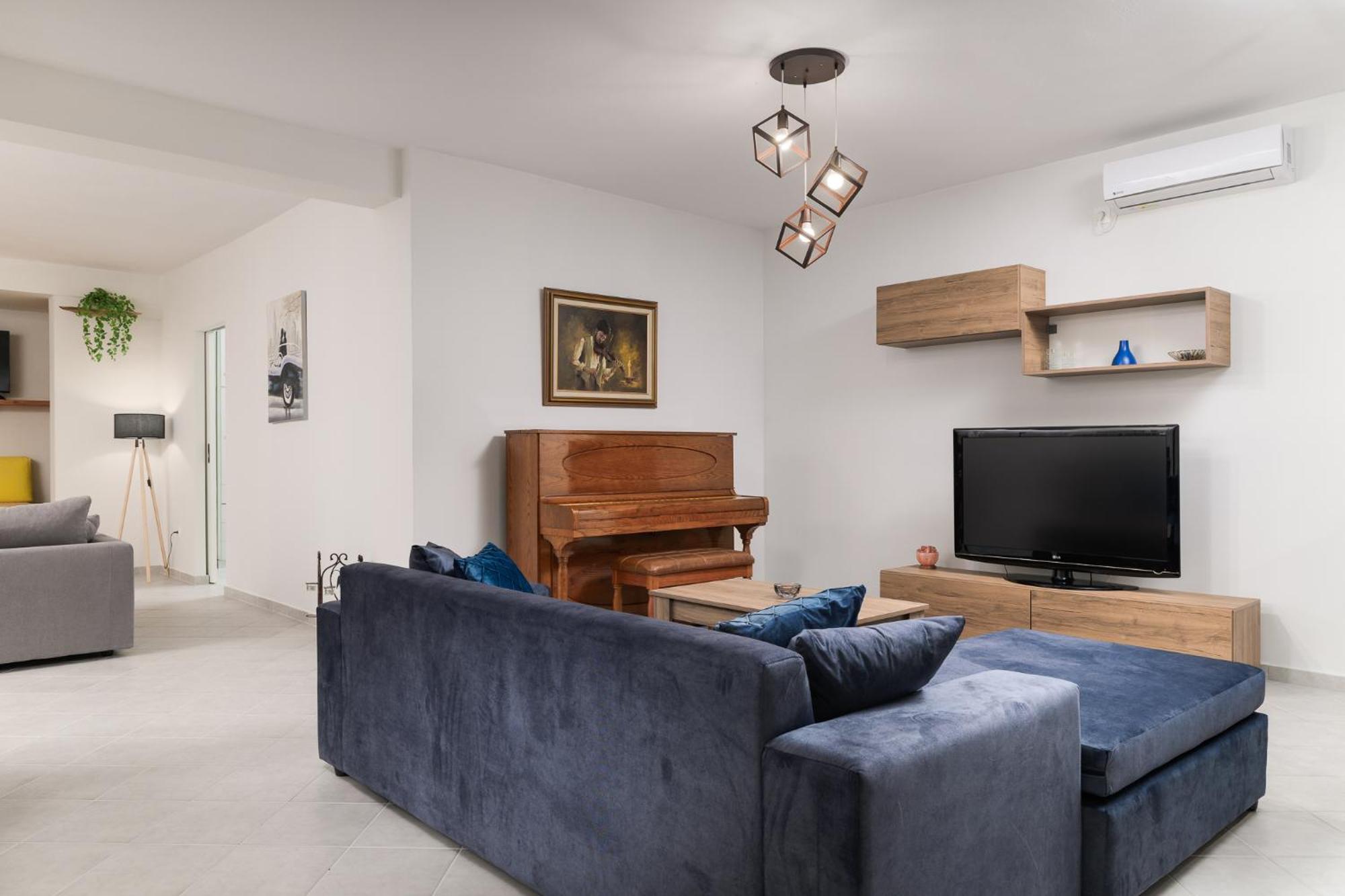 Domelia'S Luxury Apartments Near Airport & Beach Луца Экстерьер фото